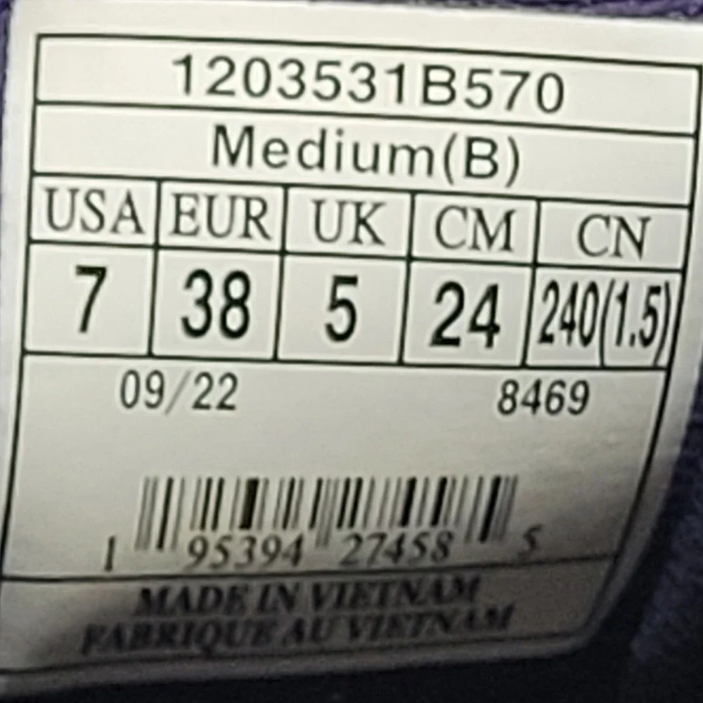 Brooks Adrenaline Sneakers GTS 22 Womens SZ 7 B  Purple